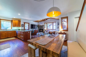 Luxury home close to Village; Garage & Jacuzzi